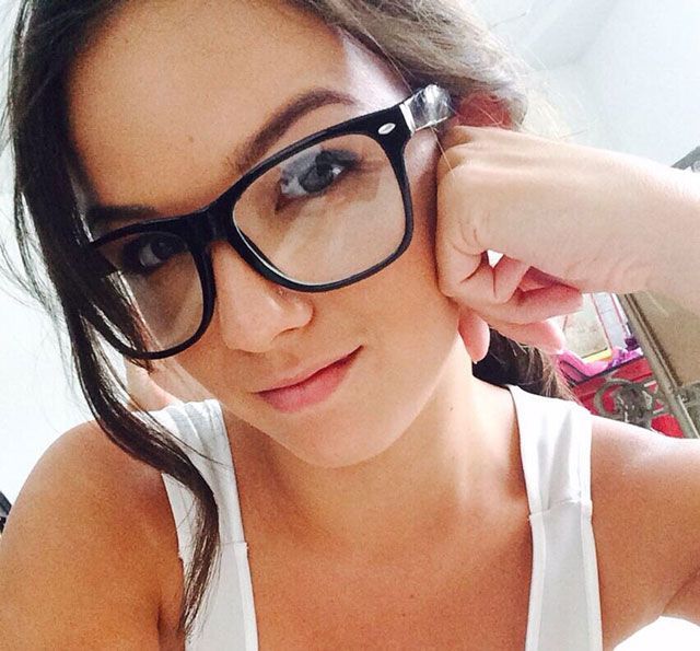 Girls in glasses are so nerdy hard. 