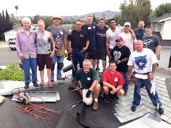 Touching Moment Dozens Of Strangers Came Together To Fix 75-Year-Old Man's Rooftop (10 pics)
