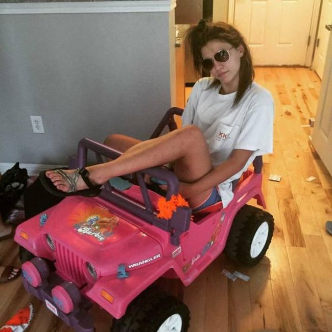 A College Student Rides Around Campus In A Barbie Jeep (10 pics)