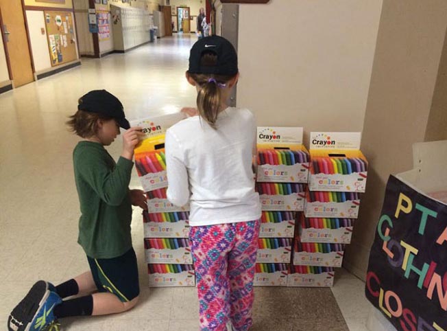 Bryan Ware Knows How To Reuse Leftover Crayons From Restaurants And Schools (10 pics)