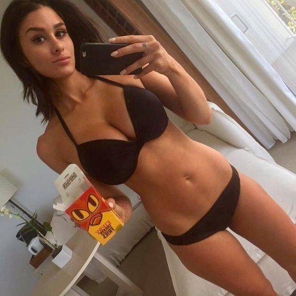 Hot Busty Girls (65 pics)