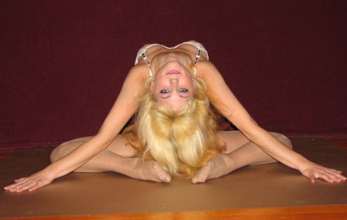 Flexible Blonde (25 pics)