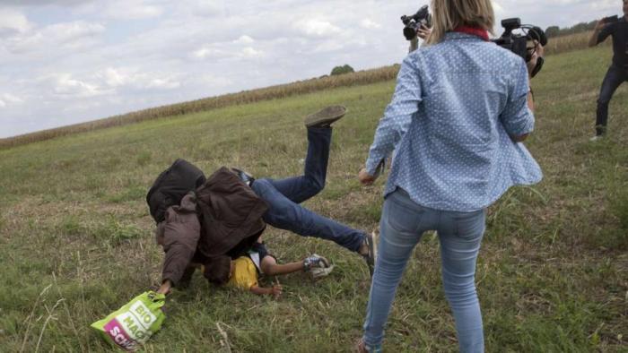 Hungarian Journalist Fired After Kicking Refugees (2 pics + 2 video)