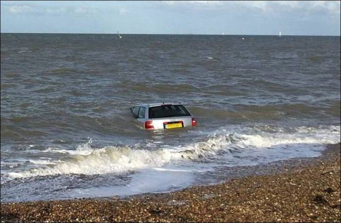 Bad Place To Park A Car (5 pics)