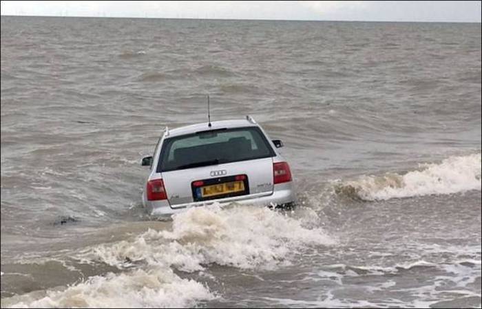 Bad Place To Park A Car (5 pics)