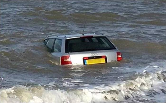 Bad Place To Park A Car (5 pics)