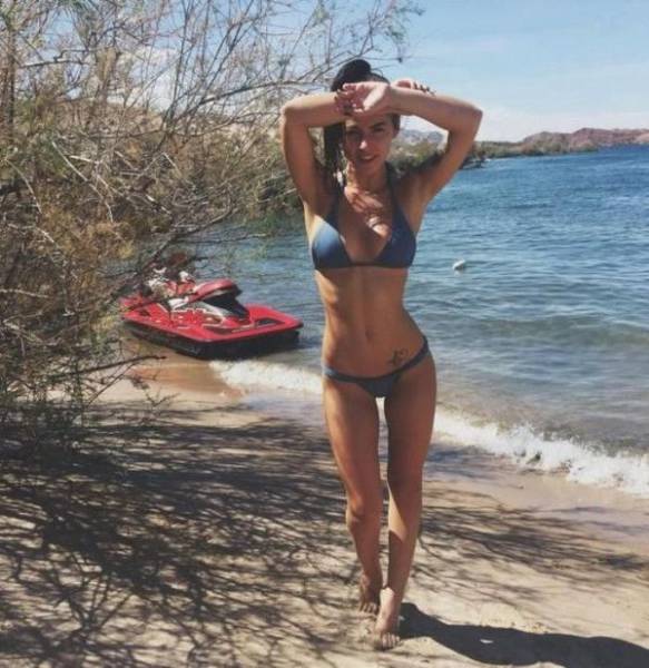 Hot Girls In Bikinis (55 pics)