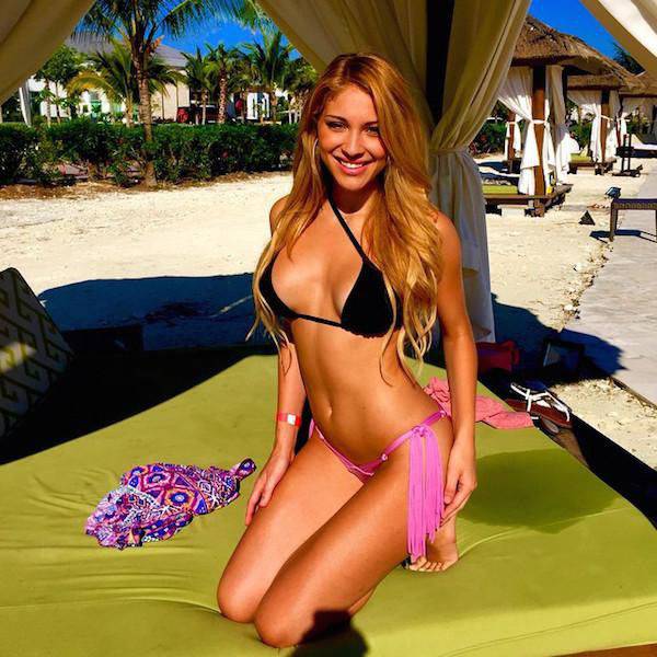 Hot Girls In Bikinis (55 pics)