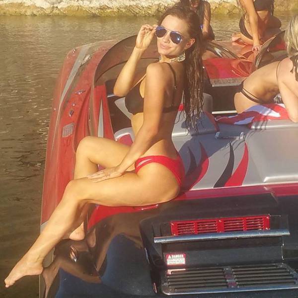 Hot Girls In Bikinis (55 pics)
