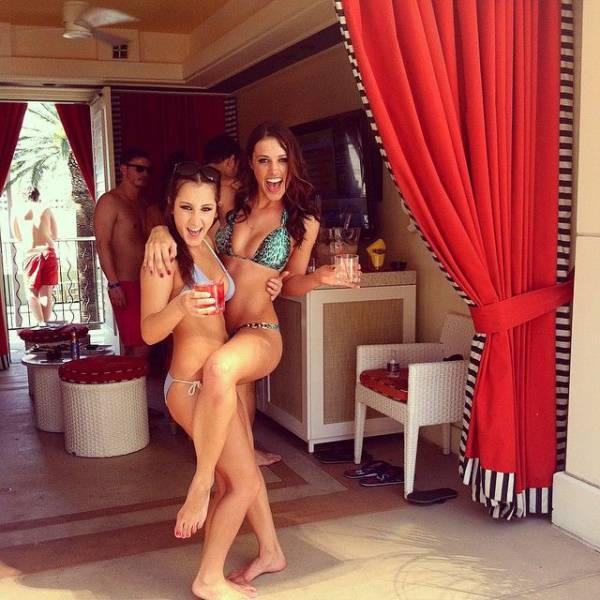 Hot Girls In Bikinis (55 pics)