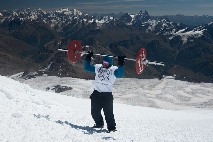 Man Conquers Mount Elbrus While Carrying A 75 Pound Barbell (4 pics)