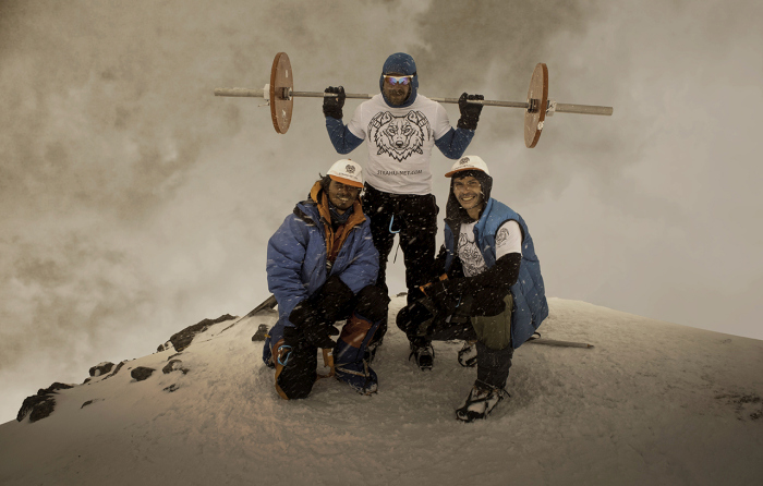 Man Conquers Mount Elbrus While Carrying A 75 Pound Barbell (4 pics)