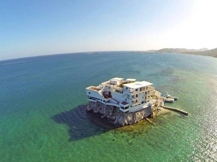This Island Villa Is A Perfect Destination For Divers (16 pics)