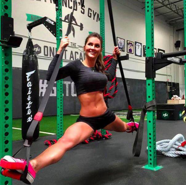 These Sexy Sporty Girls Know Exactly How To Pump You Up (46 pics)