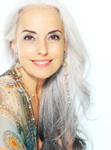 This Fashion Model Is Almost 60 And She Still Looks Stunning (20 pics)