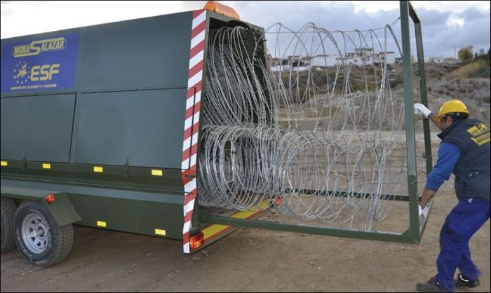 See The Mobile Barbed Wire Fence That Can Be Erected In No Time (5 pics)
