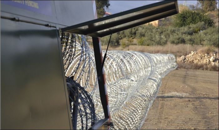 See The Mobile Barbed Wire Fence That Can Be Erected In No Time (5 pics)