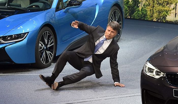 Harald Krueger The CEO Of BMW Collapsed On Stage In Frankfurt (4 pics)