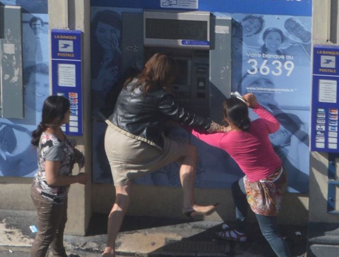 French Woman Gets Robbed At An ATM In Broad Daylight (10 pics)