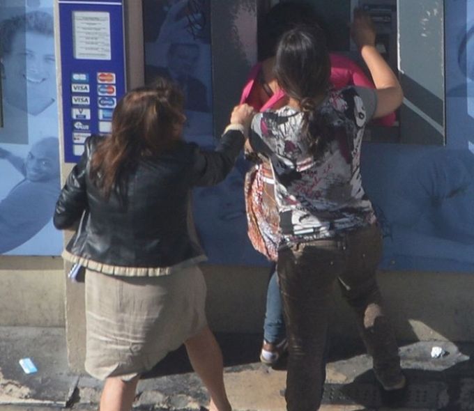 French Woman Gets Robbed At An ATM In Broad Daylight (10 pics)
