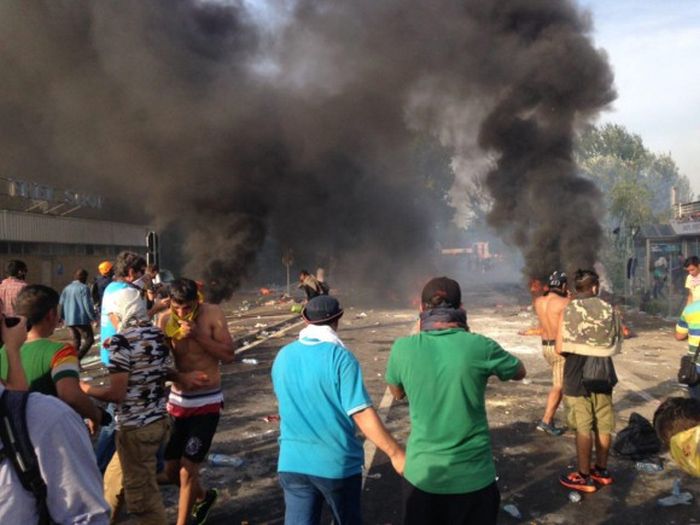 Hungarian Police Uses Tear Gas and Water Cannons At Migrants (15 pics + video)