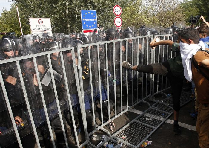 Hungarian Police Uses Tear Gas and Water Cannons At Migrants (15 pics + video)