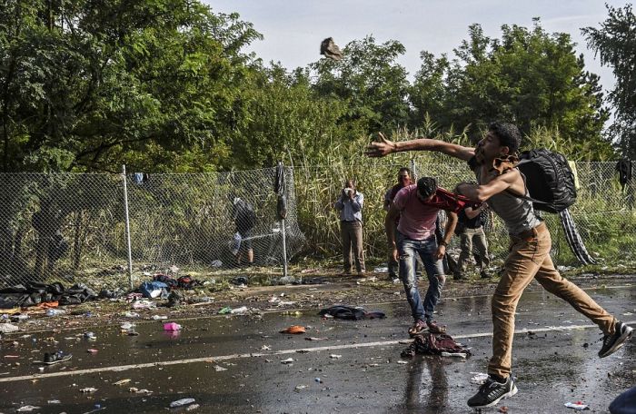 Hungarian Police Uses Tear Gas and Water Cannons At Migrants (15 pics + video)