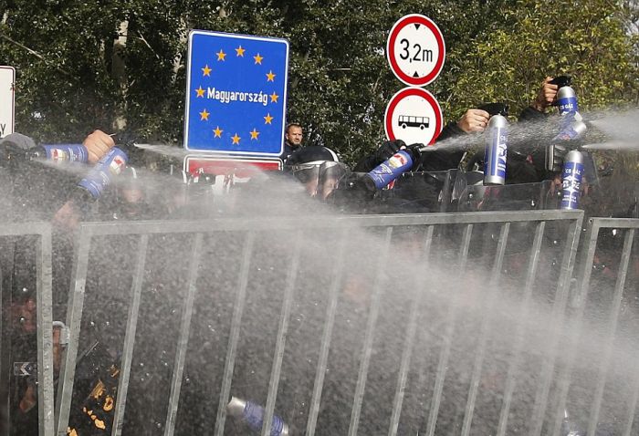 Hungarian Police Uses Tear Gas and Water Cannons At Migrants (15 pics + video)