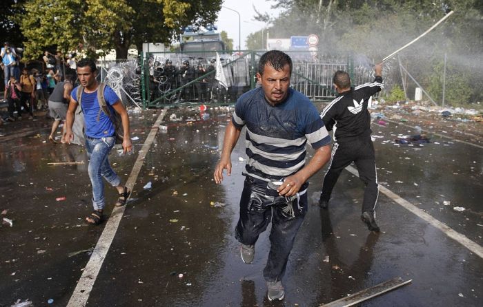 Hungarian Police Uses Tear Gas and Water Cannons At Migrants (15 pics + video)