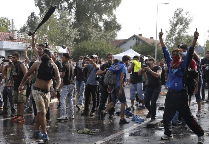 Hungarian Police Uses Tear Gas and Water Cannons At Migrants (15 pics + video)