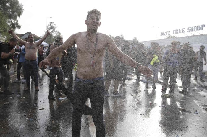 Hungarian Police Uses Tear Gas and Water Cannons At Migrants (15 pics + video)