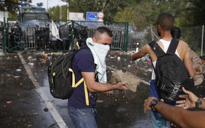 Hungarian Police Uses Tear Gas and Water Cannons At Migrants (15 pics + video)