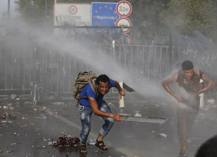 Hungarian Police Uses Tear Gas and Water Cannons At Migrants (15 pics + video)