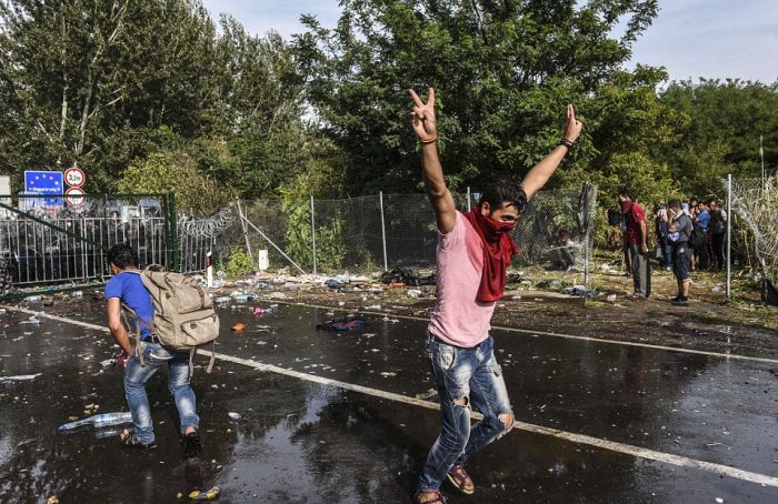 Hungarian Police Uses Tear Gas and Water Cannons At Migrants (15 pics + video)