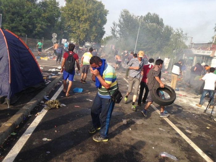 Hungarian Police Uses Tear Gas and Water Cannons At Migrants (15 pics + video)