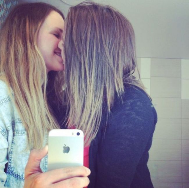 Girls Kissing Is A Beautiful Sight To See (22 pics)