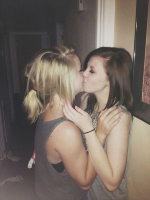 Girls Kissing Is A Beautiful Sight To See (22 pics)