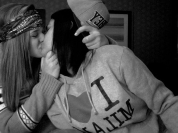 Girls Kissing Is A Beautiful Sight To See (22 pics)