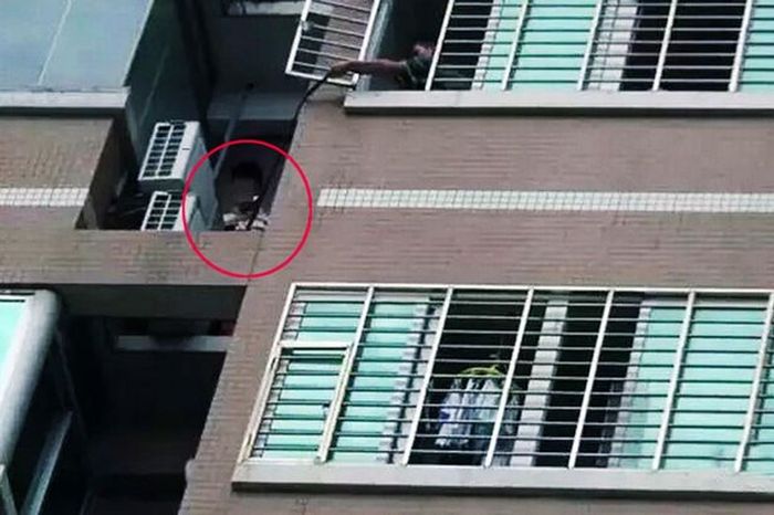 Man Stands On Ledge For 7 Hours When His Lover's Husband Comes Home Early (3 pics)