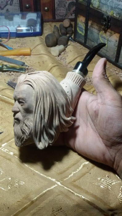 Sculptor Creates Smoking Pipe With Gandalf's Face On It (7 pics)