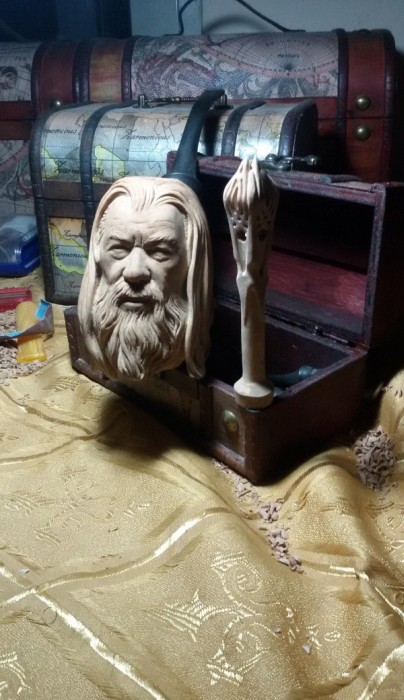 Sculptor Creates Smoking Pipe With Gandalf's Face On It (7 pics)