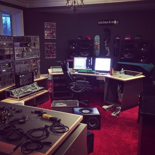 Battlestations Of Famous Musiscians (32 pics)