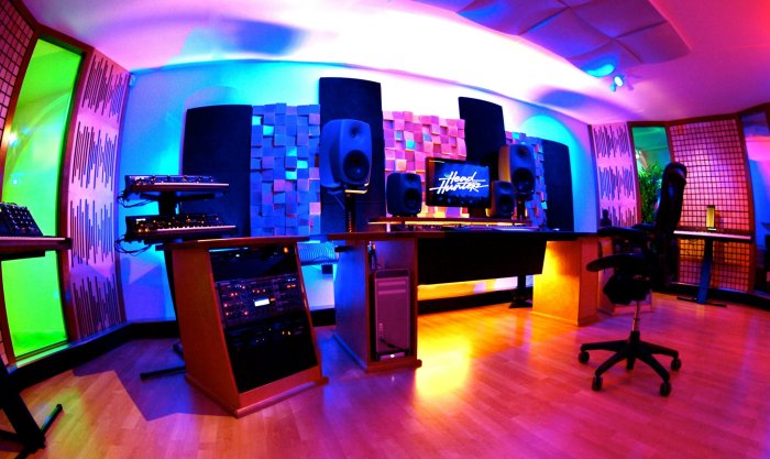 Battlestations Of Famous Musiscians (32 pics)