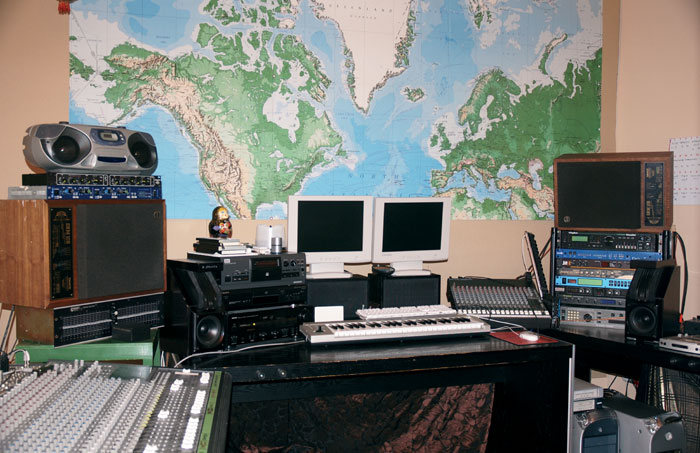 Battlestations Of Famous Musiscians (32 pics)