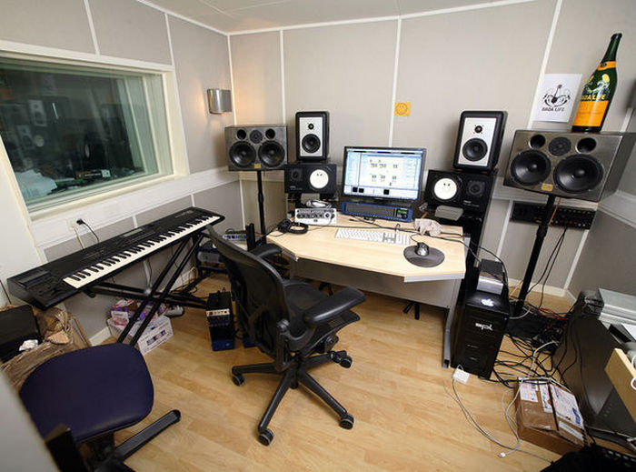 Battlestations Of Famous Musiscians (32 pics)