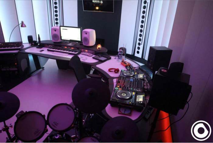 Battlestations Of Famous Musiscians (32 pics)