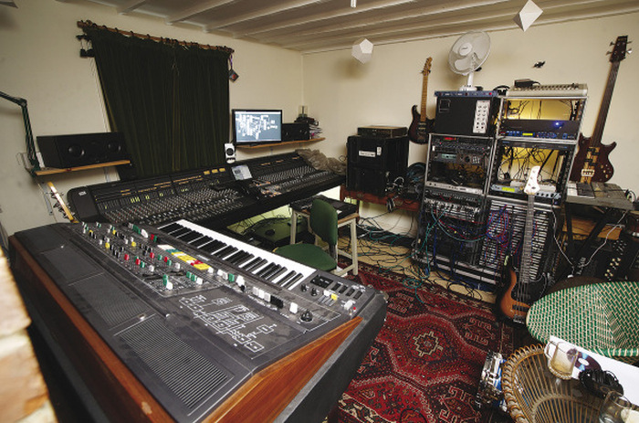 Battlestations Of Famous Musiscians (32 pics)