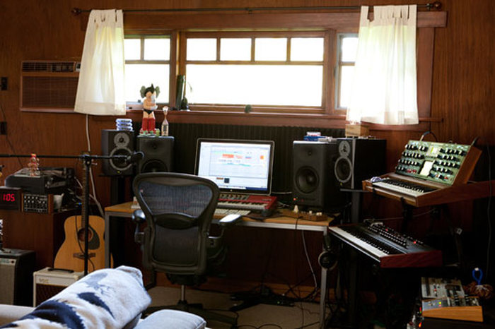 Battlestations Of Famous Musiscians (32 pics)