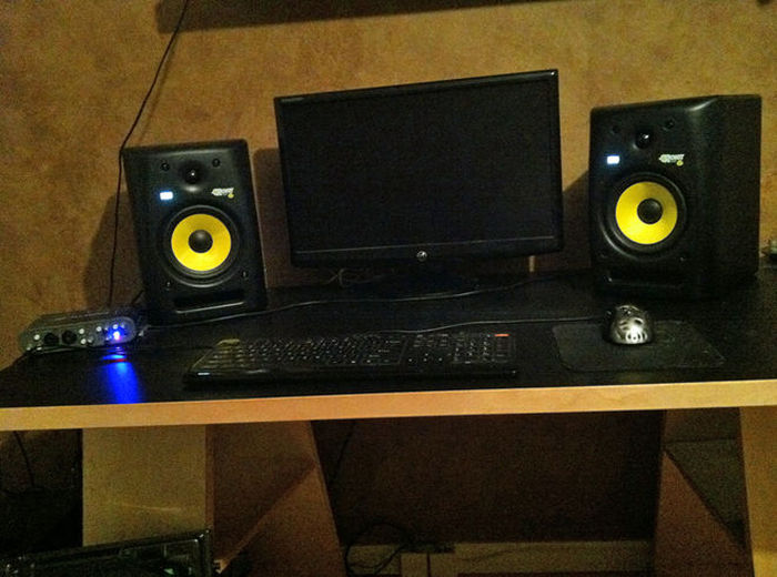 Battlestations Of Famous Musiscians (32 pics)