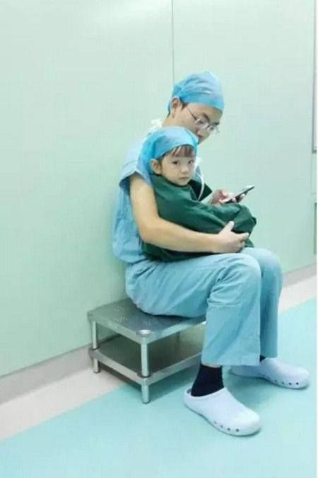 How This Doctor Stops His Young Patients From Crying (3 pics)